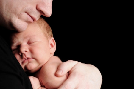 papa avec bébé dormant